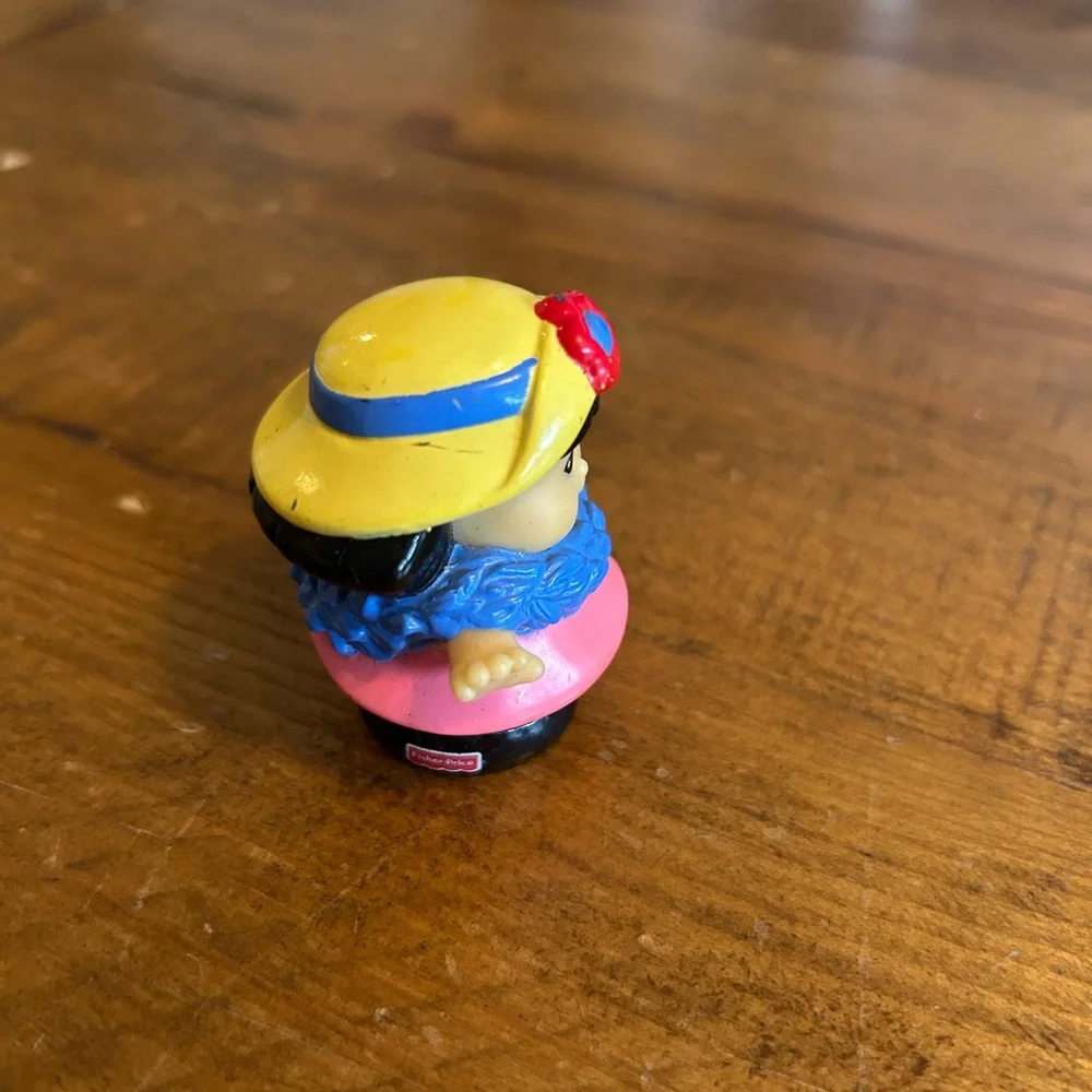 2002 Fisher Price Little People SONYA LEE TEA PARTY GIRL wearing Yellow Hat